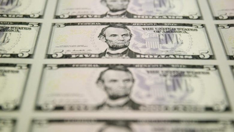 Dólar cotiza $12 a la baja a $3.300,39