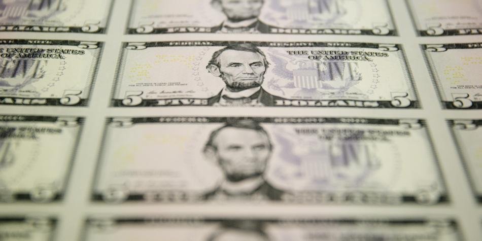 Dólar cotiza $12 a la baja a $3.300,39