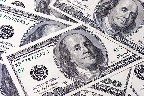 Dólar cotiza a la baja en $33,05 y cierra a $3.308,18