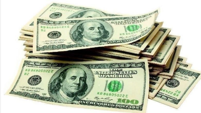 Dólar baja a $4.377,11
