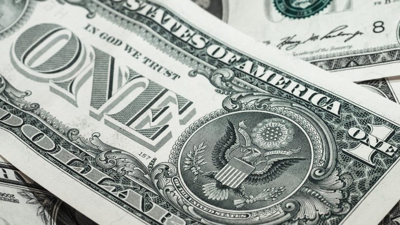 Dólar a $3.318,93 a la baja