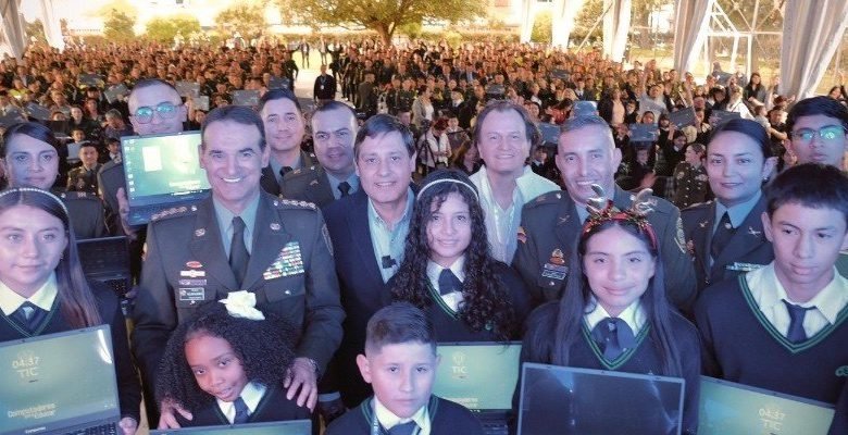 Estudiantes de las 22 Instituciones educativas de la Policía en todo el país reciben 5.000 computadores de parte del Ministerio TIC