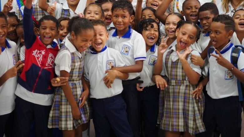 “Con histórica contratación del PAE, alimentaremos a más de 100 mil niños hasta que llegue un nuevo alcalde”: Dumek Turbay