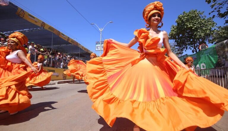 Estudiantes de EDA y Casas de Cultura, presentes en los desfiles más representativos del Carnaval