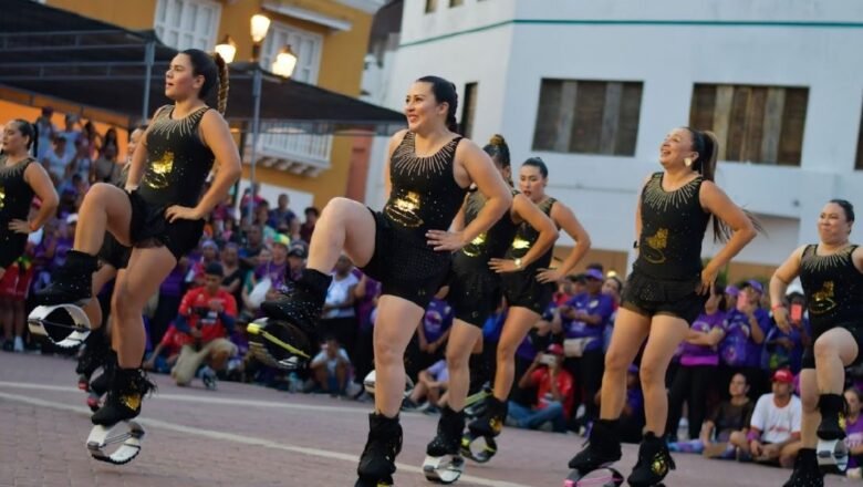 Cerca de mil personas en la fiesta más grande del Kangoo Jumps en América Latina en la Plaza de la Aduana de Cartagena