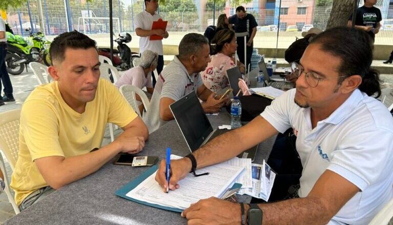Barranquilleros se ponen al día con sus servicios gracias a la primera brigada de servicios