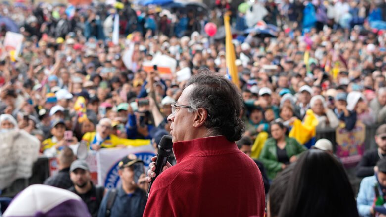 Decretos y consulta popular, para contrarrestar hundimiento de Reforma Laboral