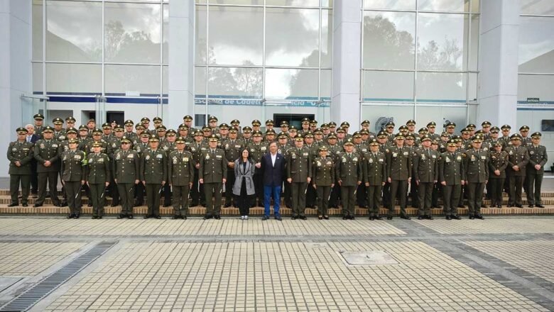 Revisar condiciones salariales en la institución para evitar corrupción pide presidente Petro a director de la Policía