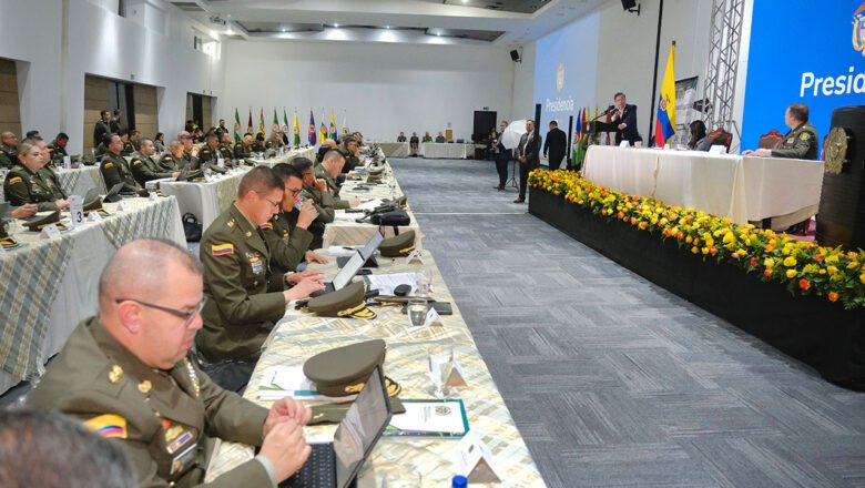 Petro se reunió con alto mando en el Primer Encuentro de Comandantes de Policía del país