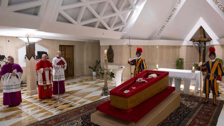 Roma se prepara para funeral del Papa Francisco este sábado y conclave se iniciaría antes del 6 de mayo