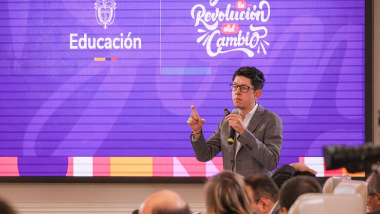 Gobierno insiste en fortalecer la educación superior pública y critica subsidios a universidades privadas