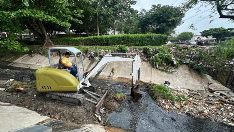 Continúa limpieza de arroyos frente a temporada de lluvias
