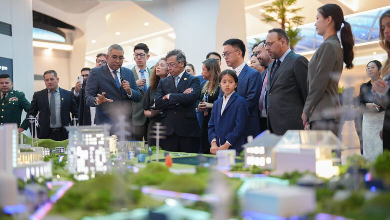 Presidente Petro visitó instalaciones de la multinacional Huawei en China