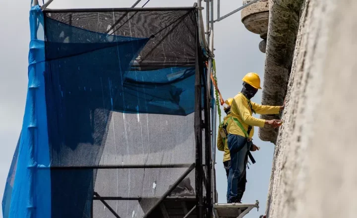 6.352 m2 de superficie de las murallas ahora están libres de costra negra tras limpieza de la Alcaldía de Cartagena, a través de la Etcar