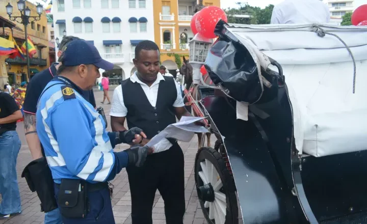 DATT continúa realizando operativos de control a coches turísticos en el Centro Histórico de Cartagena