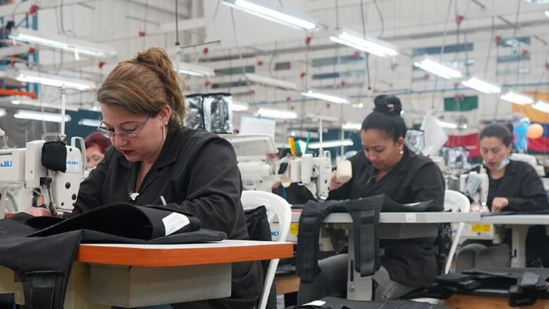 Presidente Petro solicitó a MinComercio quitar aranceles de sector de industria textil y de cuero