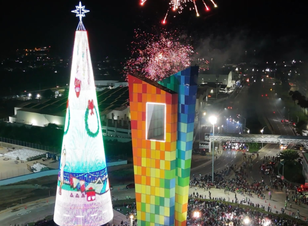 Barranquilla presenta el primer árbol de Navidad tejido en croché en Colombia