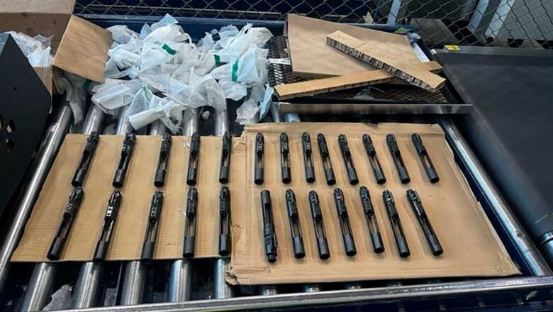 Dian y Polfa confiscan 25 cañones para armas de fuego en el aeropuerto El Dorado de Bogotá