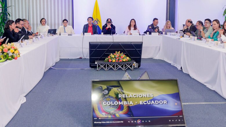 Petro ordena levantar bloqueos en vías para garantizar paso de alimentos