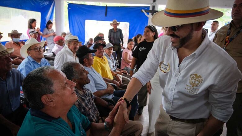 Presidente De La Espriella dona su primer salario como Mandatario a dos hogares geriátricos de Quimbaya, Quindío