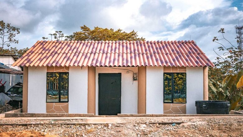 Entregan en Buenaventura primeras viviendas de la reconstrucción tras el terremoto